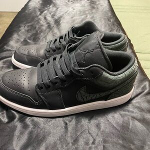 AIR JORDAN 1 LOW SE Black/White. Size 7.5